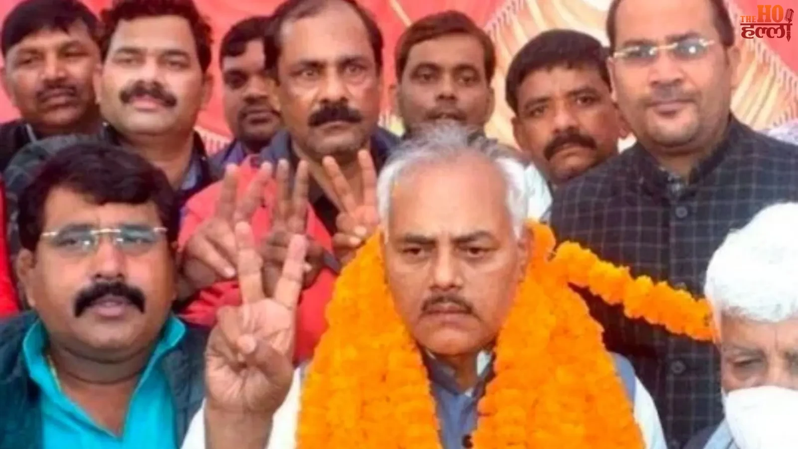 वाराणसी में एमएलसी चुनाव परिणाम के बाद जीत का जश्न मनाते सपा समर्थक