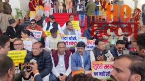 विधानसभा सत्र से पहले धामी सरकार के खिलाफ कांग्रेस का शक्ति प्रदर्शन, धरना देकर की नारेबाजी