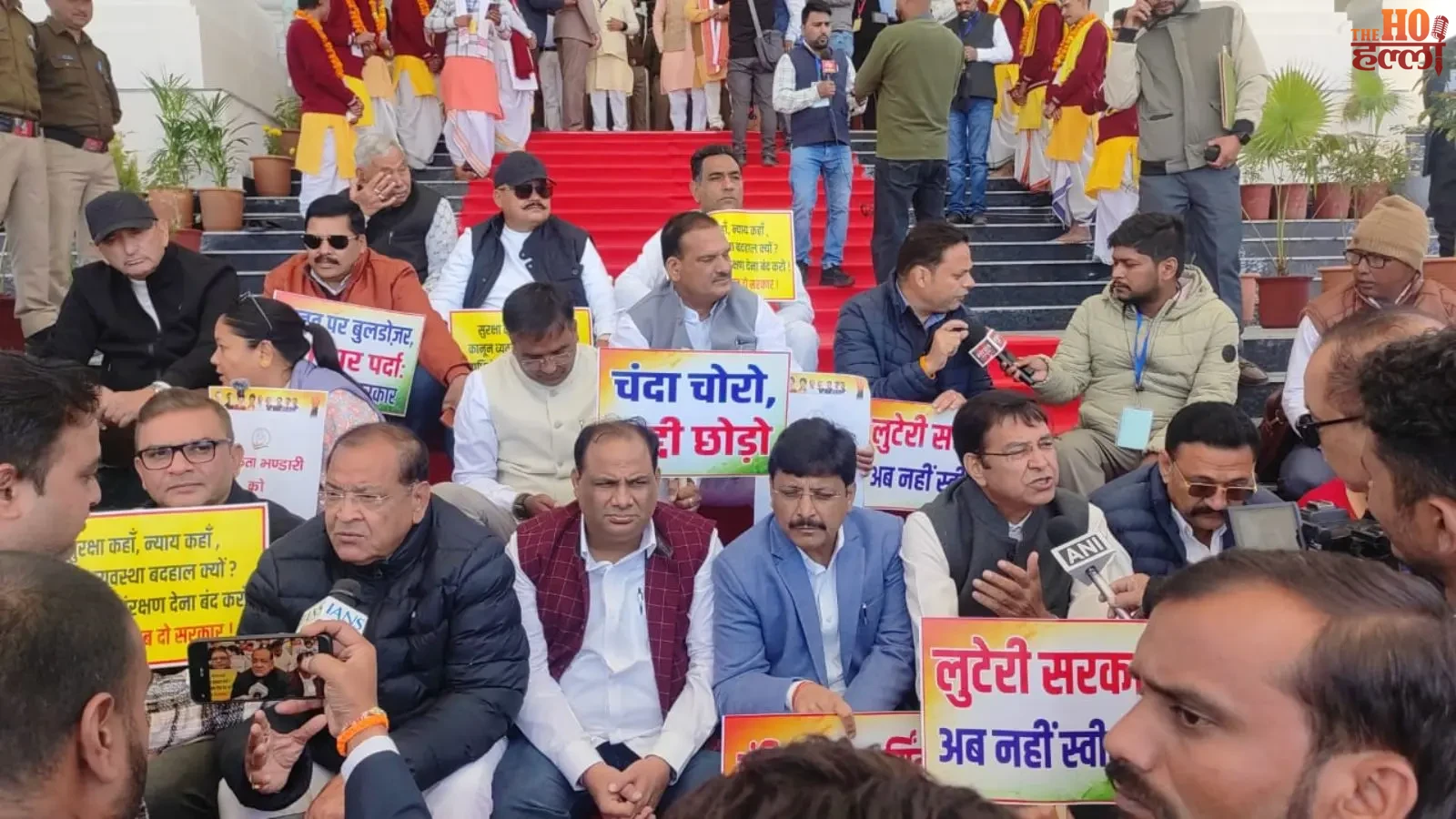 भराड़ीसैंण में विधानसभा सत्र से पहले धामी सरकार के खिलाफ प्रदर्शन करते कांग्रेस विधायक
