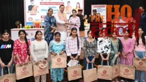 बेटियों के सपनों को डिजिटल पंख: धामी ने 149 मेधावी छात्राओं को दिए स्मार्टफोन, बड़े सपने देखने का आह्वान