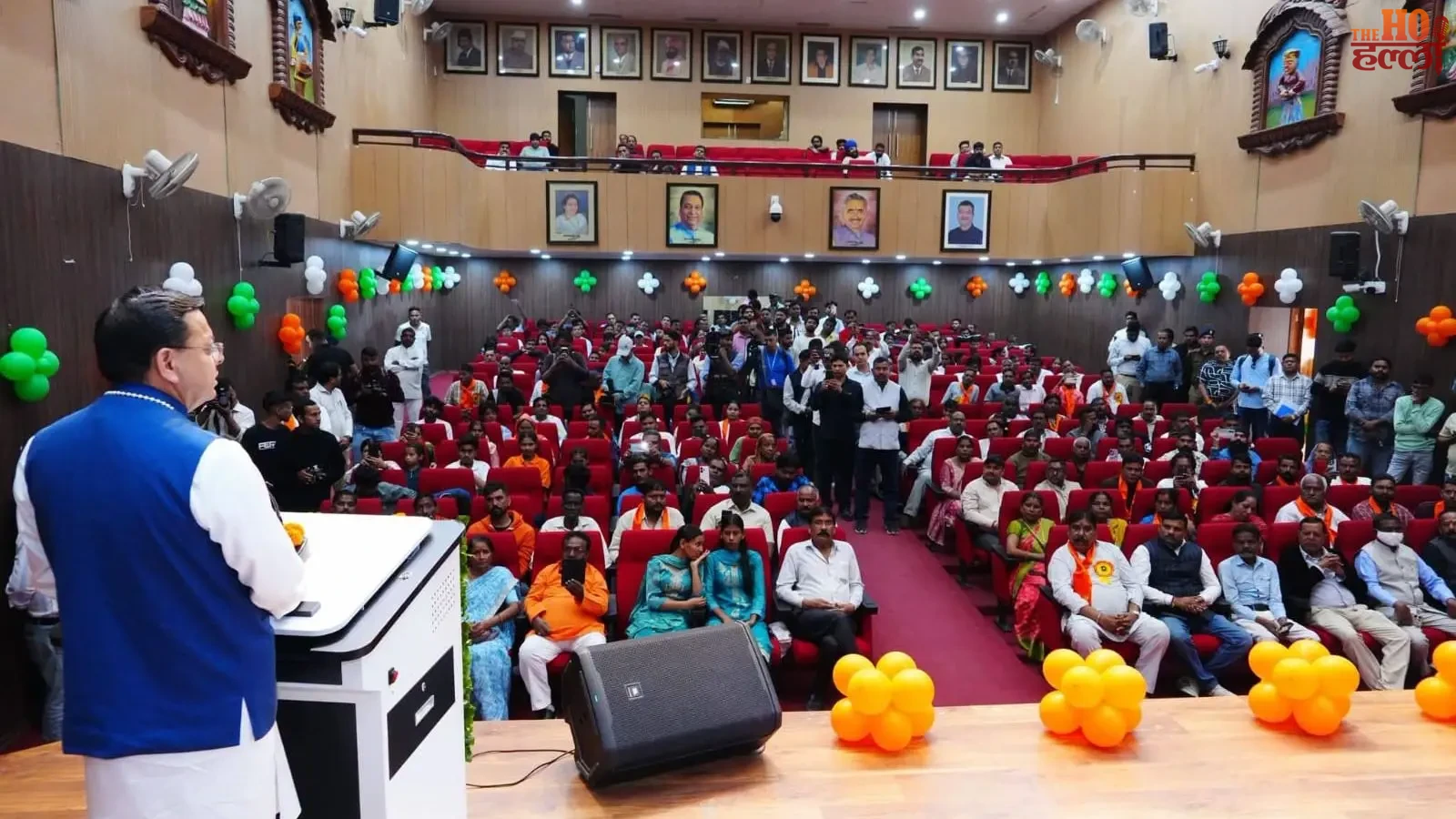 महर्षि वाल्मीकि जयंती कार्यक्रम में पर्यावरण मित्रों को लेकर घोषणा करते सीएम पुष्कर सिंह धामी