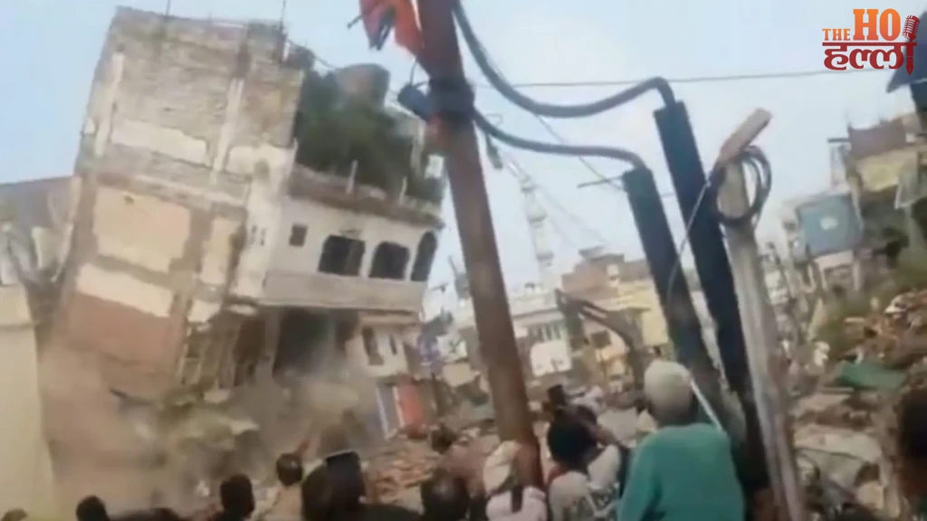 Varanasi News : कचहरी-संदहा रोड पर बुलडोजर एक्शन, छह मशीनों से टूटे सड़क को तंग कर रहे निर्माण