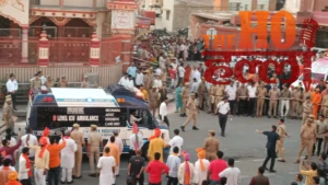 एंबुलेंस का सायरन सुनते ही रुक गई योगी की विजयादशमी शोभायात्रा, मरीज की जान के लिए तोड़ा प्रोटोकॉल!