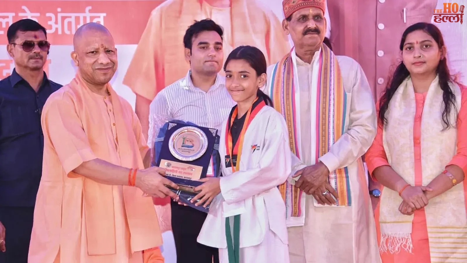 yogi-adityanath-balrampur-medal-winning-players-farmers-agriculture-tools (2)