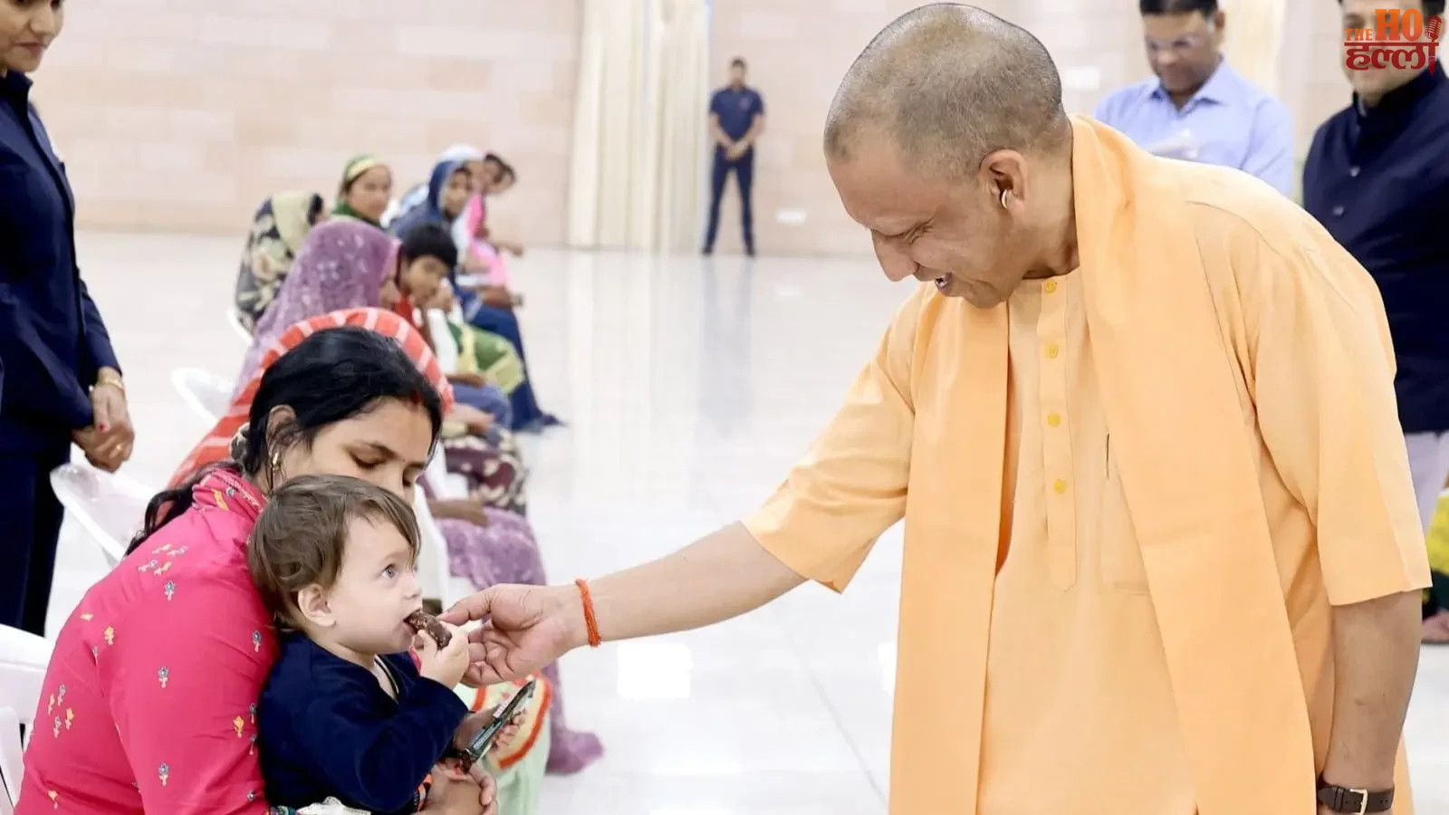 लखनऊ में जनता दर्शन के दौरान फरियादियों की समस्याएं सुनते मुख्यमंत्री योगी आदित्यनाथ